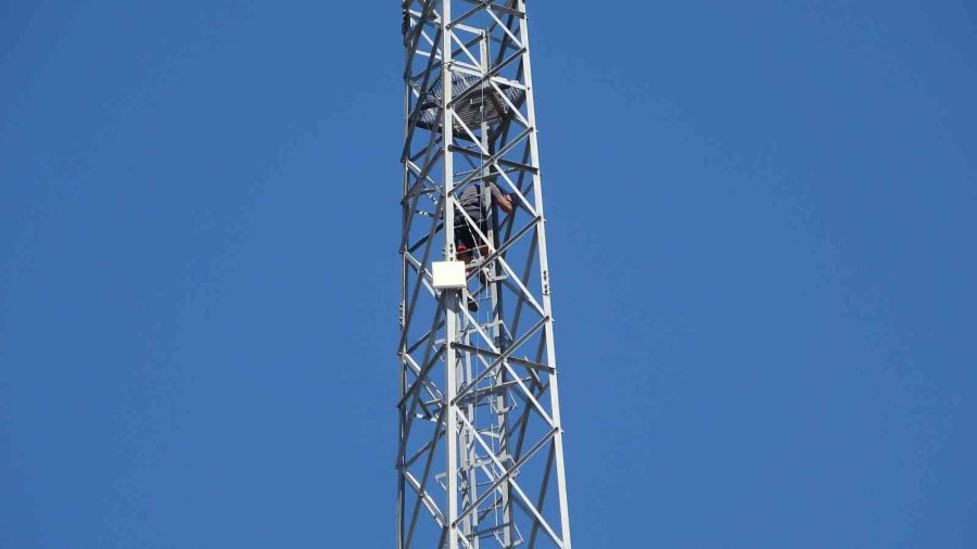 Antalya’da Baz İstasyonuna Çıkan Şahıs 30 Saat Sonra Gazlı İçecek İle İkna Edildi