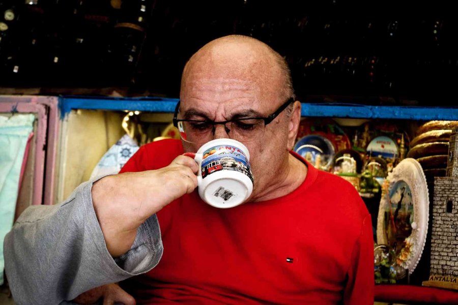 Doğuştan Elleri Olmayan Esnafın Yaptıklarını Görenler Hayrete Düşüyor