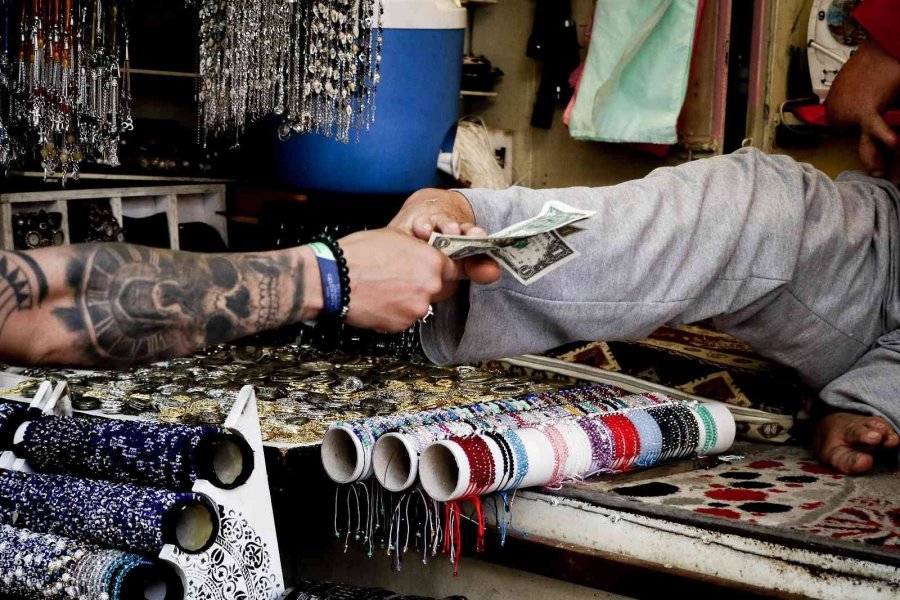 Doğuştan Elleri Olmayan Esnafın Yaptıklarını Görenler Hayrete Düşüyor