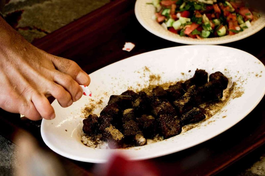 Doğuştan Elleri Olmayan Esnafın Yaptıklarını Görenler Hayrete Düşüyor