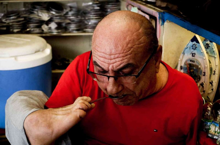 Doğuştan Elleri Olmayan Esnafın Yaptıklarını Görenler Hayrete Düşüyor