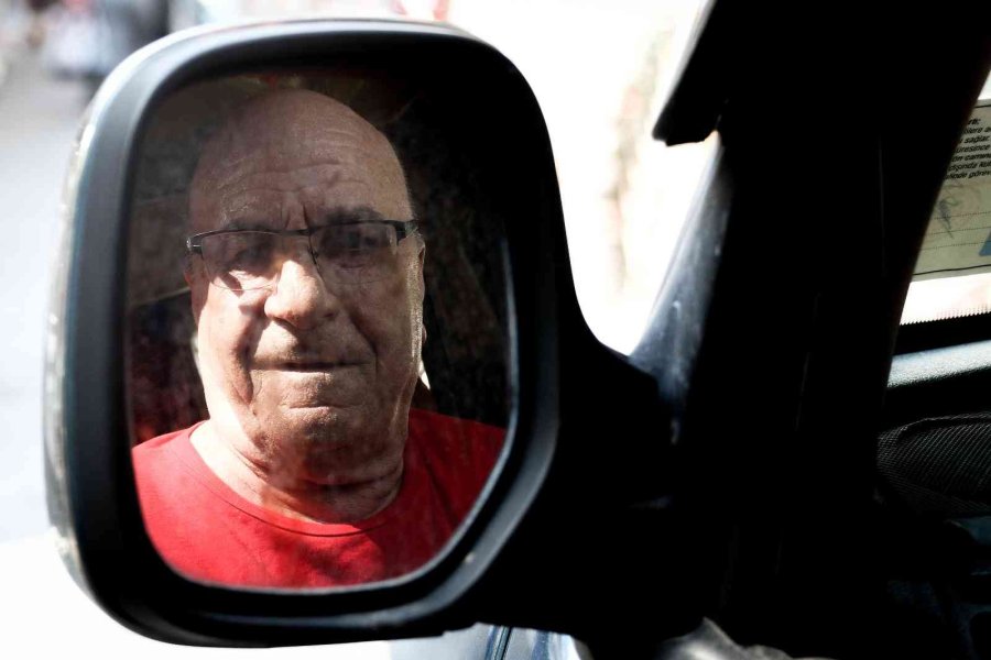 Doğuştan Elleri Olmayan Esnafın Yaptıklarını Görenler Hayrete Düşüyor