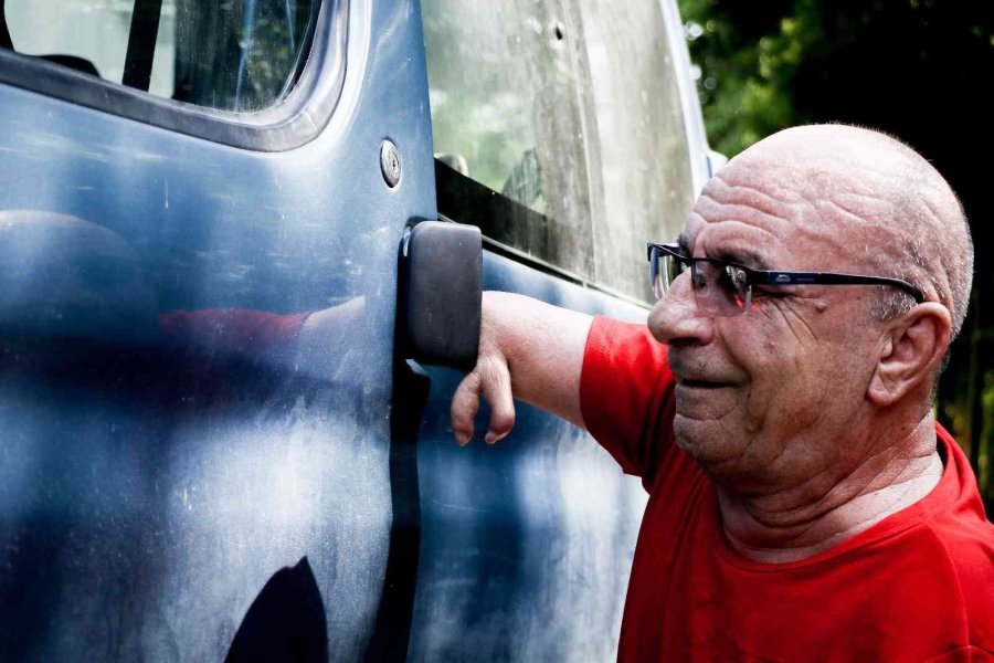 Doğuştan Elleri Olmayan Esnafın Yaptıklarını Görenler Hayrete Düşüyor