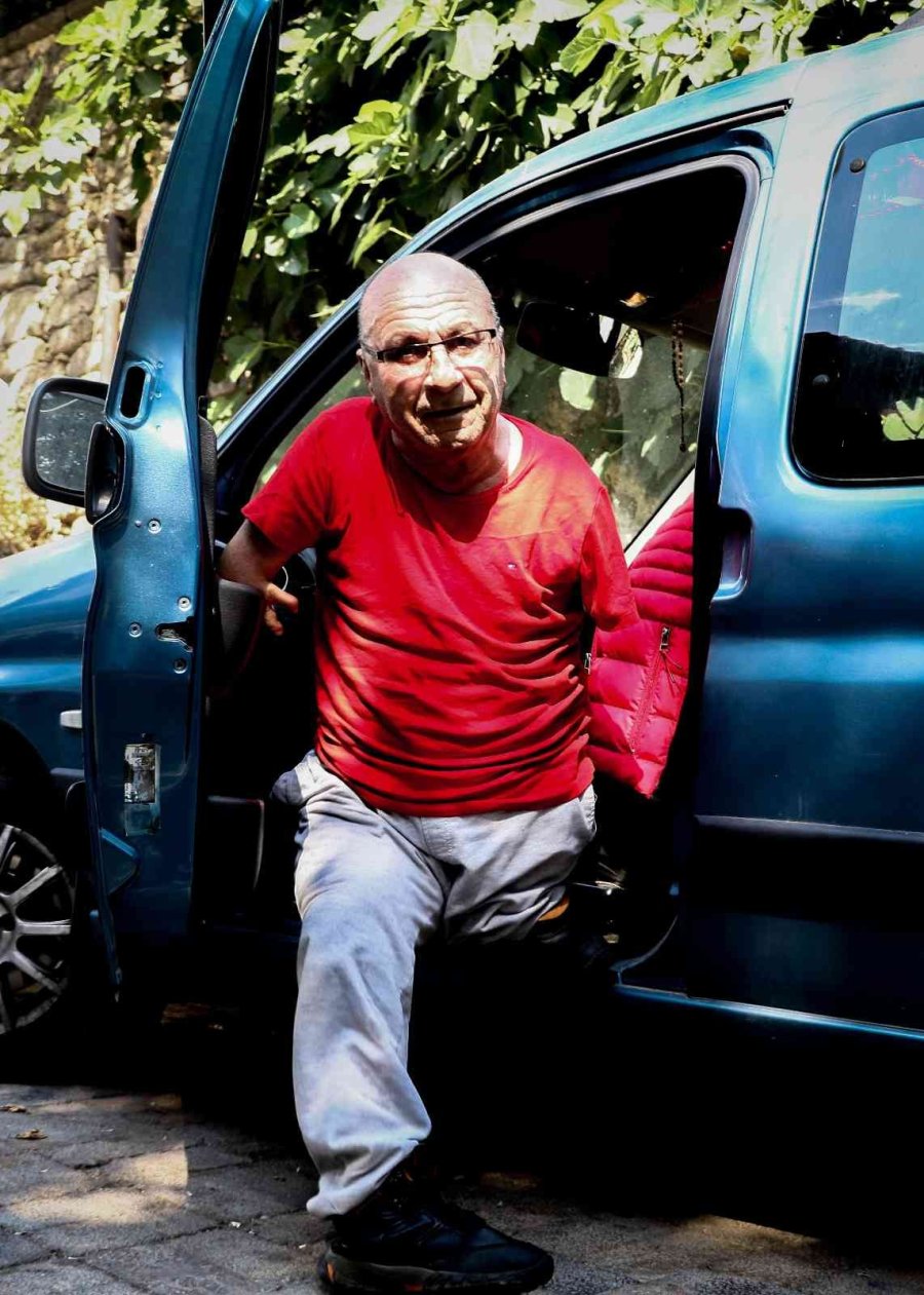 Doğuştan Elleri Olmayan Esnafın Yaptıklarını Görenler Hayrete Düşüyor