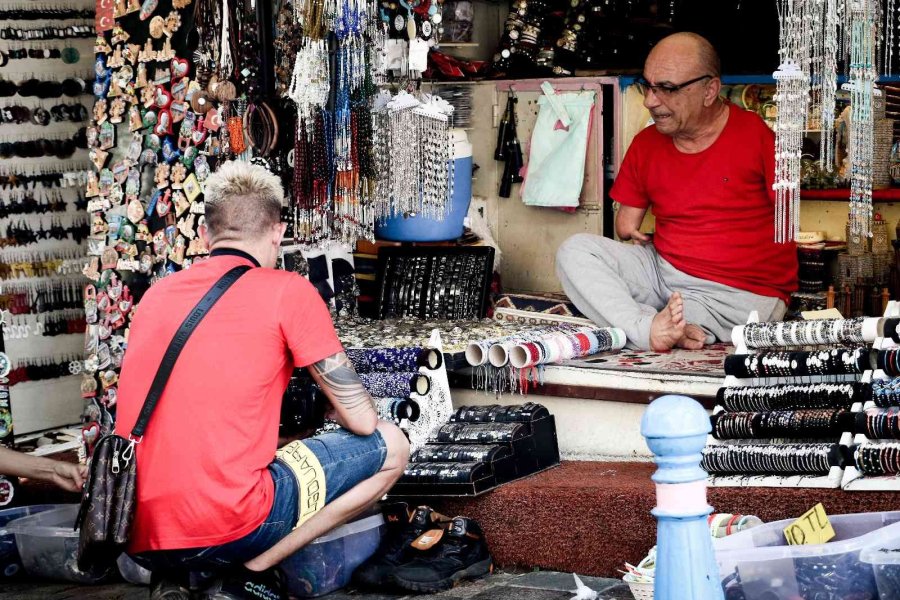 Doğuştan Elleri Olmayan Esnafın Yaptıklarını Görenler Hayrete Düşüyor