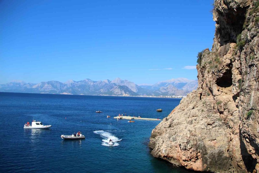 Tuvaletini Yaparken Falezlerden Düştü, Polis Ve İtfaiye Alarma Geçti
