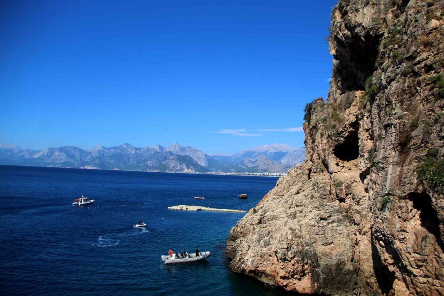 Tuvaletini Yaparken Falezlerden Düştü, Polis Ve İtfaiye Alarma Geçti