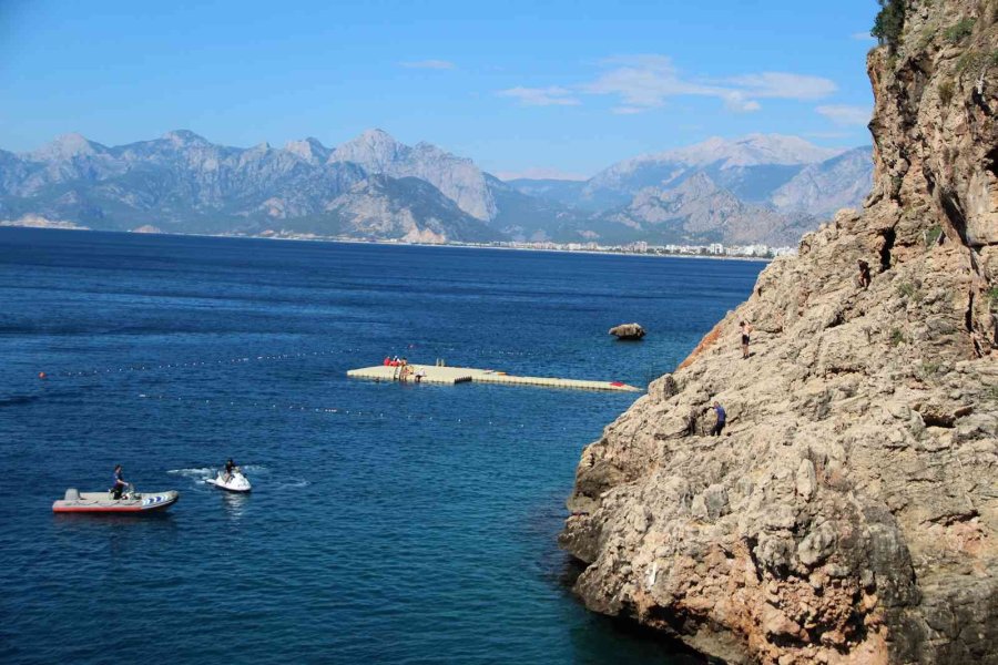 Tuvaletini Yaparken Falezlerden Düştü, Polis Ve İtfaiye Alarma Geçti