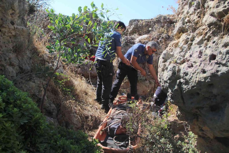 Tuvaletini Yaparken Falezlerden Düştü, Polis Ve İtfaiye Alarma Geçti