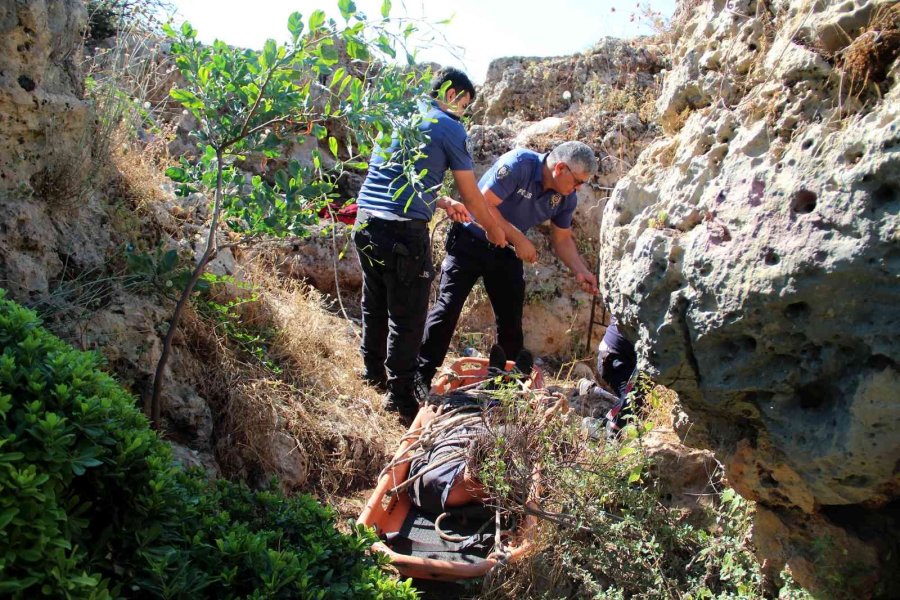 Tuvaletini Yaparken Falezlerden Düştü, Polis Ve İtfaiye Alarma Geçti