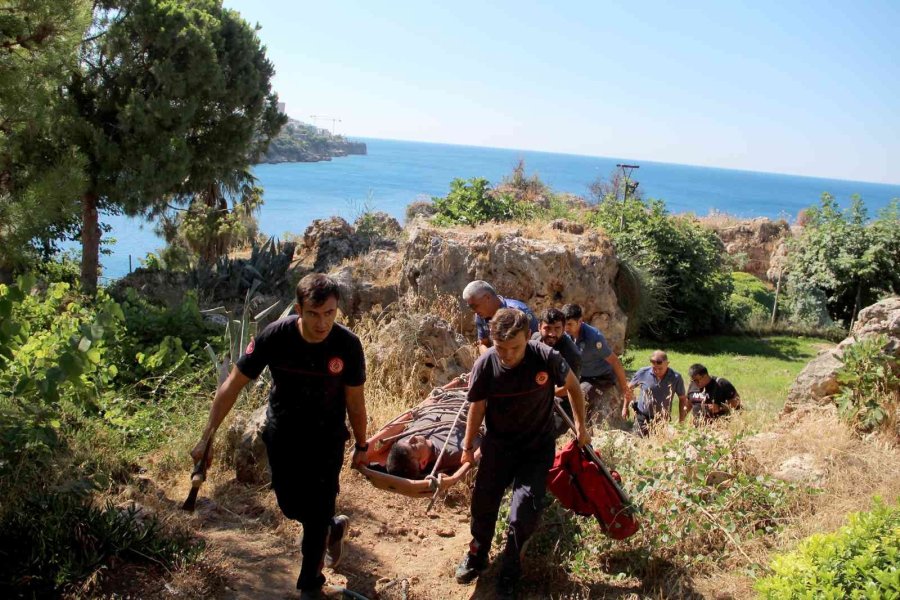 Tuvaletini Yaparken Falezlerden Düştü, Polis Ve İtfaiye Alarma Geçti