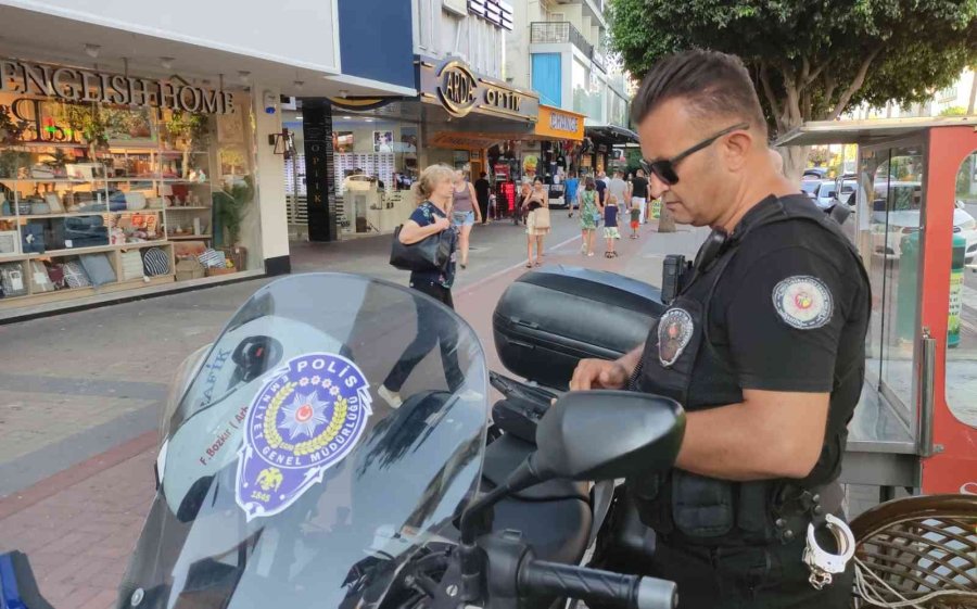 Polisi Gören Yönünü Değiştirdi
