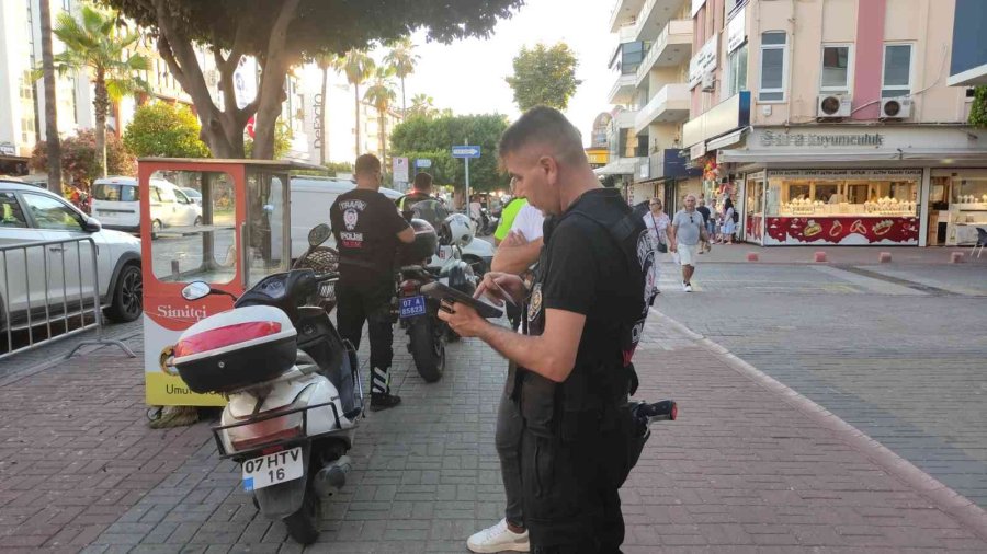 Polisi Gören Yönünü Değiştirdi