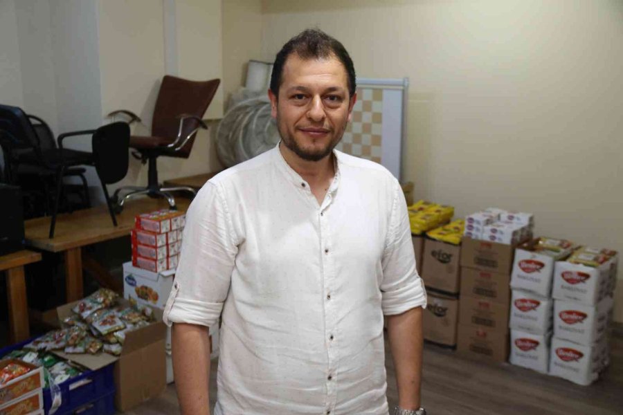 Hayırsever Muhtar Her Ay Yaklaşık 100 Aileye Yardımda Bulunuyor