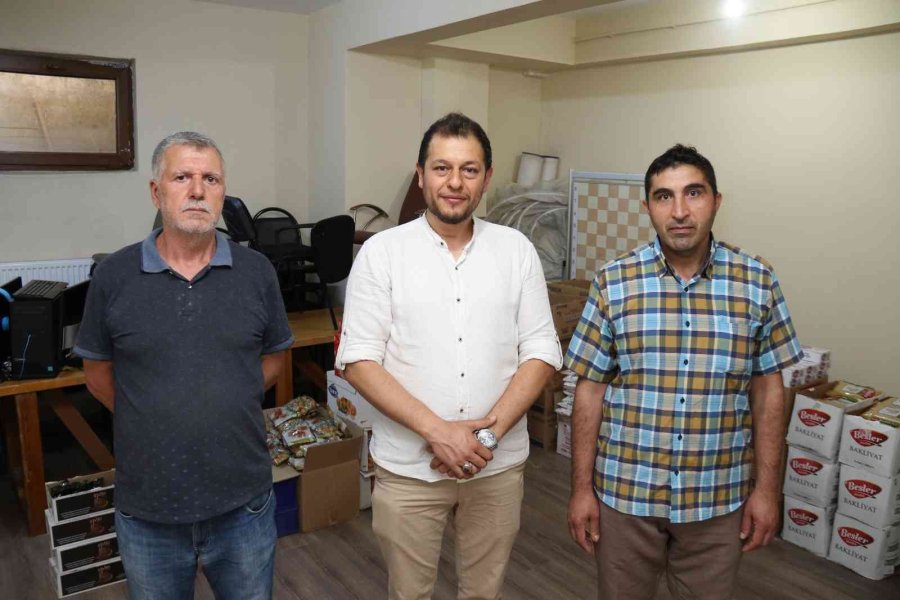 Hayırsever Muhtar Her Ay Yaklaşık 100 Aileye Yardımda Bulunuyor