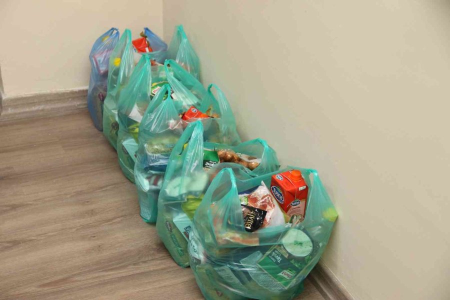 Hayırsever Muhtar Her Ay Yaklaşık 100 Aileye Yardımda Bulunuyor