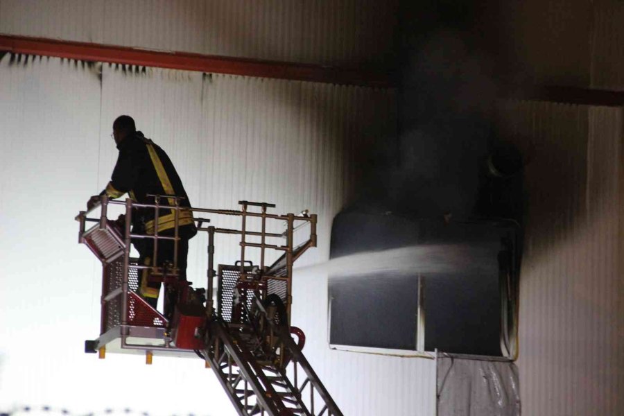 Karaman’da Bisküvi Fabrikasında Yangın Çıktı, 10 İşçi Dumandan Etkilendi