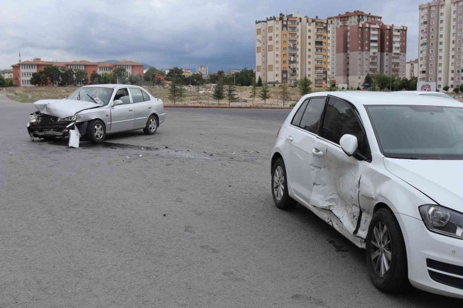 Otomobiller Çarpıştı: 5 Yaralı