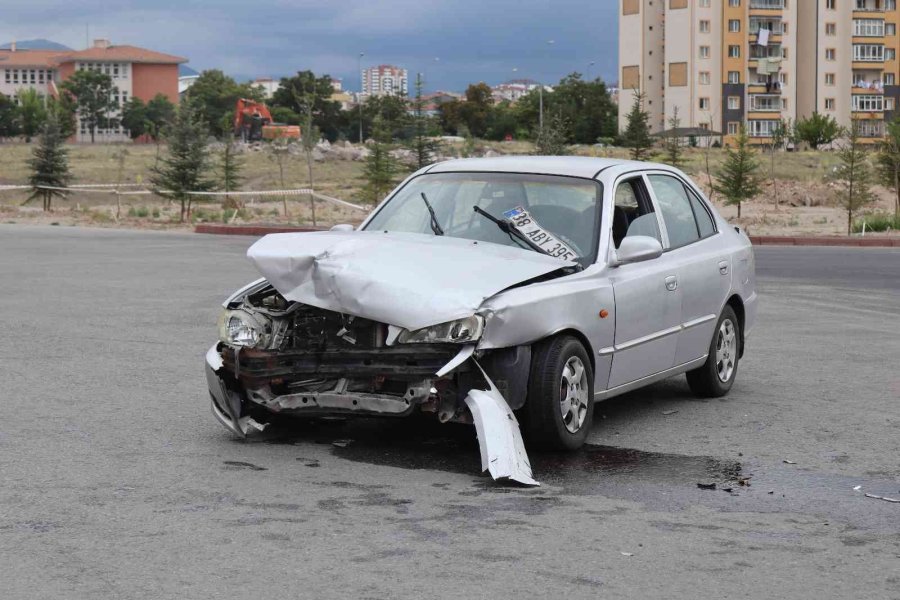 Otomobiller Çarpıştı: 5 Yaralı