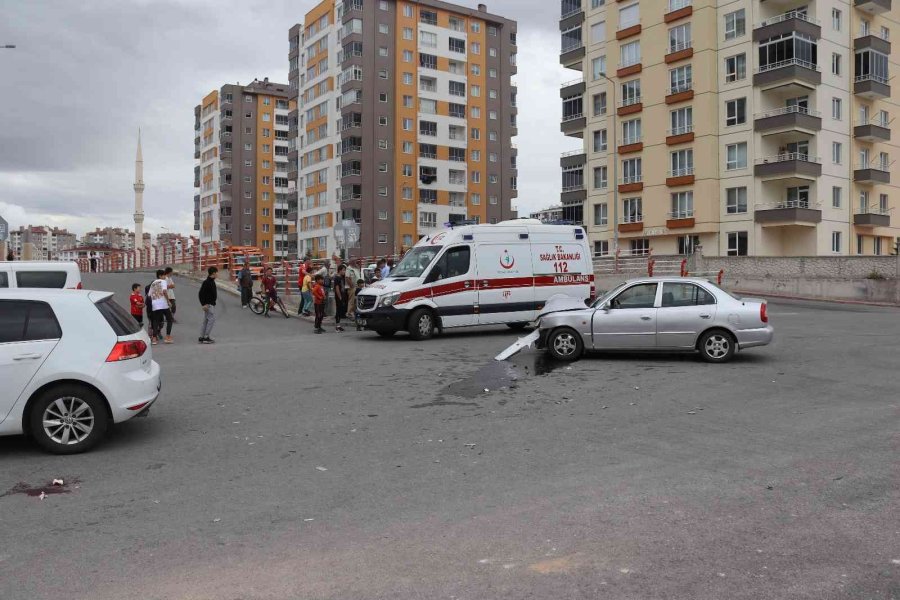 Otomobiller Çarpıştı: 5 Yaralı