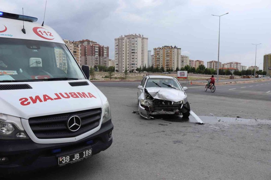 Otomobiller Çarpıştı: 5 Yaralı