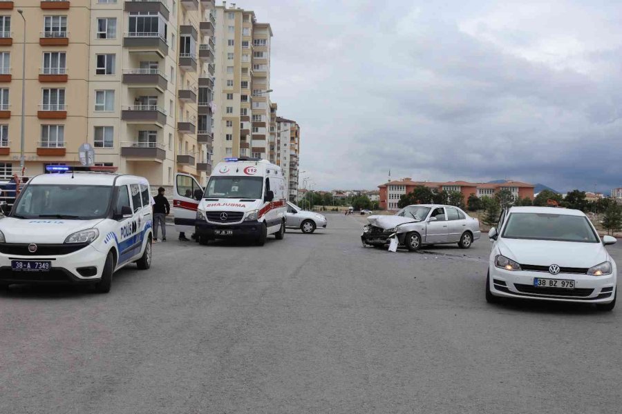 Otomobiller Çarpıştı: 5 Yaralı