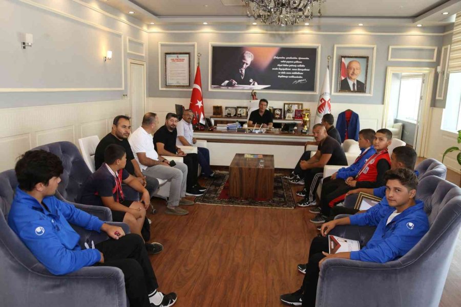 Kazandıkları Kupayı Başkan Genç’e Hediye Ettiler
