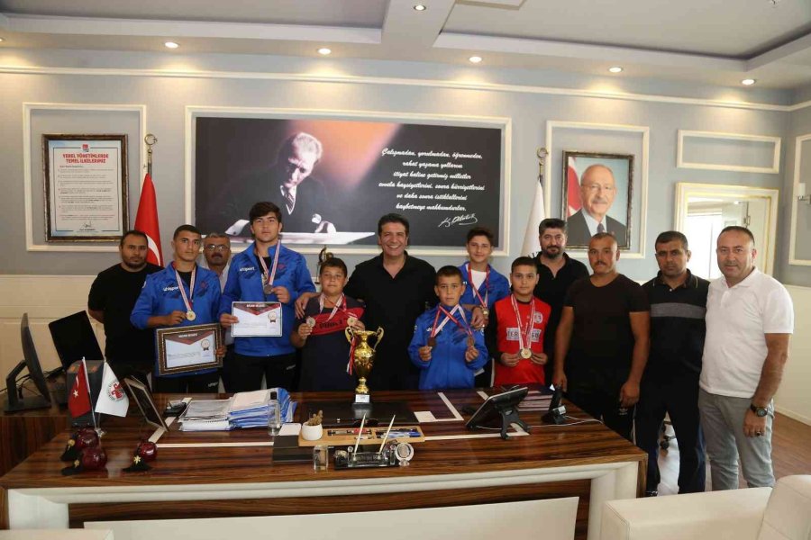 Kazandıkları Kupayı Başkan Genç’e Hediye Ettiler