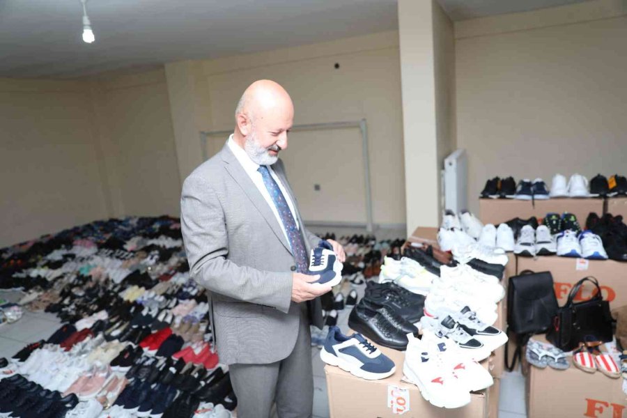 Başkan Çolakbayrakdar Sosyal Market’i Gezdi