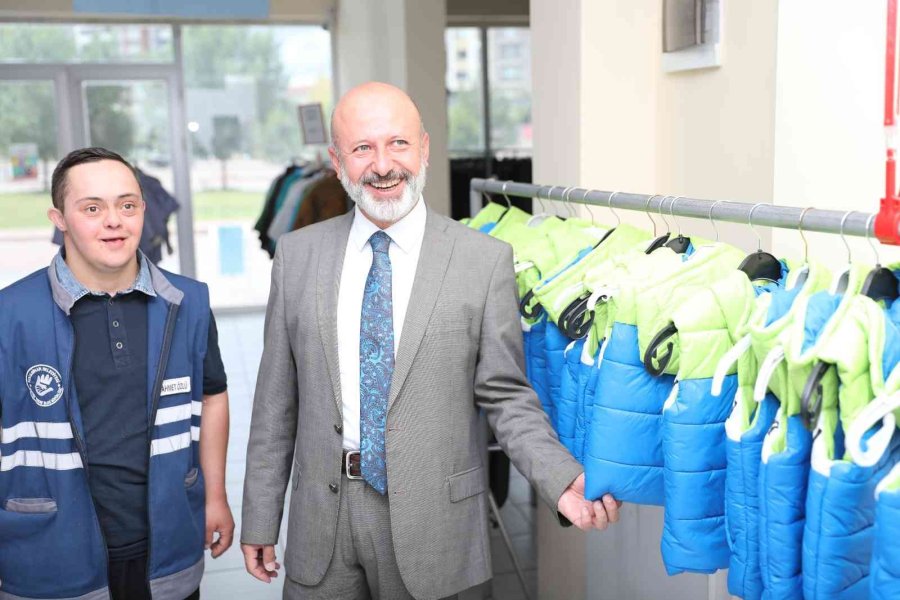 Başkan Çolakbayrakdar Sosyal Market’i Gezdi