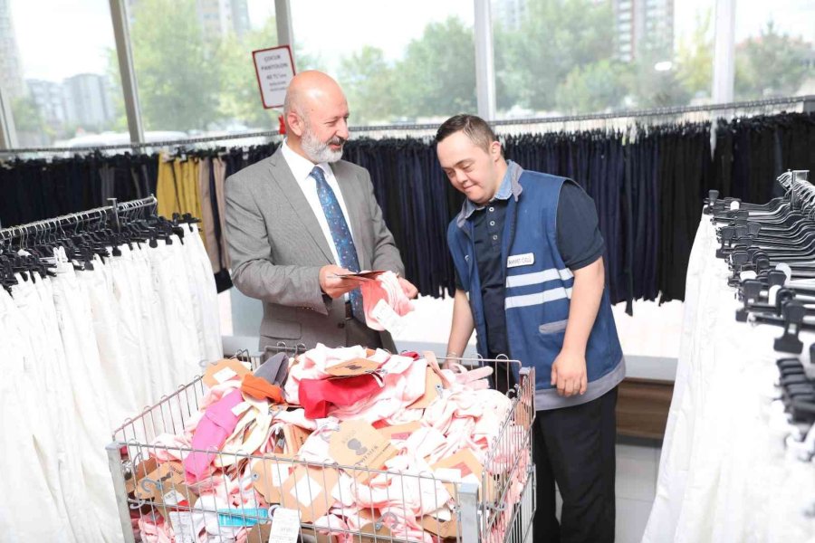 Başkan Çolakbayrakdar Sosyal Market’i Gezdi