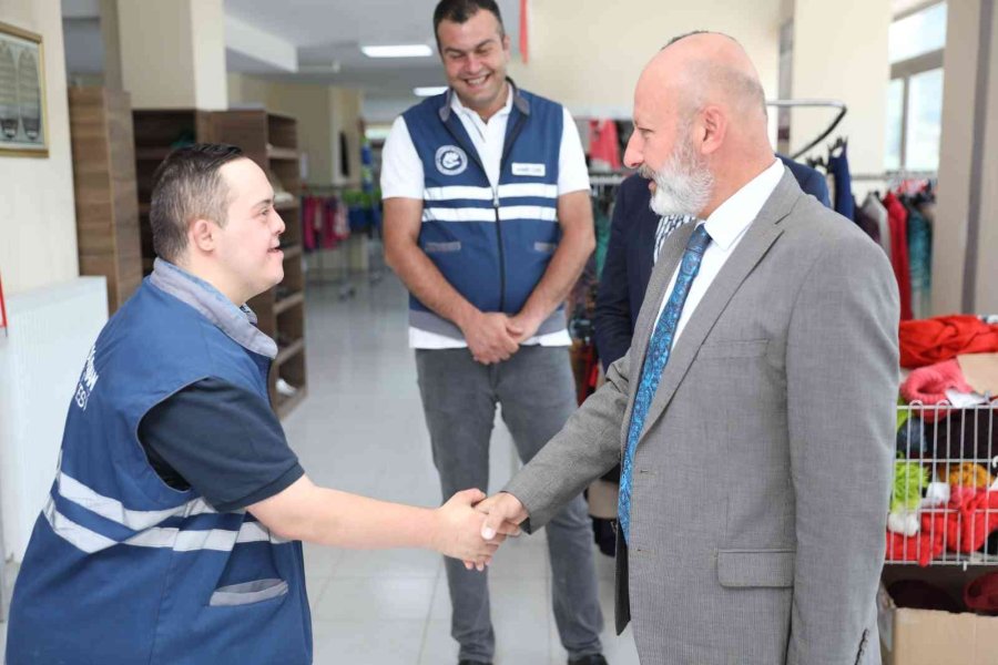 Başkan Çolakbayrakdar Sosyal Market’i Gezdi