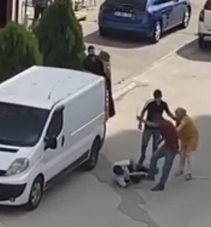 Sokak Ortasında Kafasında Sopa Kırıldı, O Anlar Kamerada