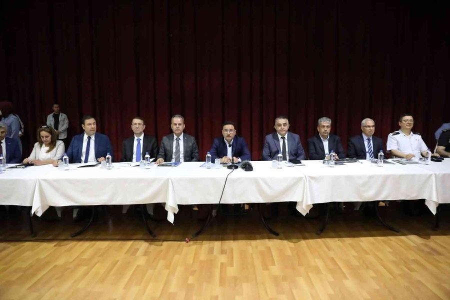 Vali Çiçek Halk Günü Toplantısında Vatandaşlarla Buluştu