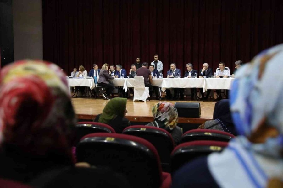 Vali Çiçek Halk Günü Toplantısında Vatandaşlarla Buluştu