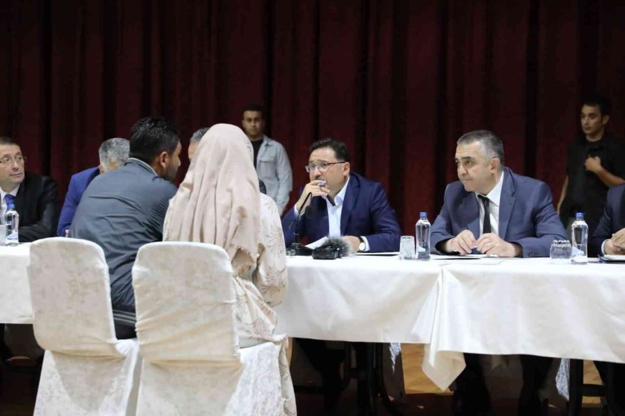 Vali Çiçek Halk Günü Toplantısında Vatandaşlarla Buluştu