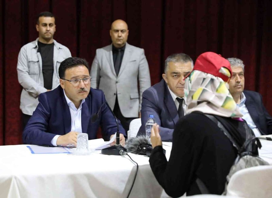 Vali Çiçek Halk Günü Toplantısında Vatandaşlarla Buluştu