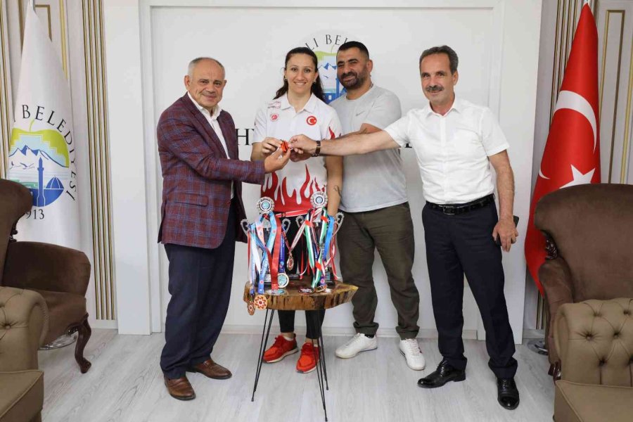 Başkan Öztürk Şampiyon Sporcuyu Ödüllendirdi