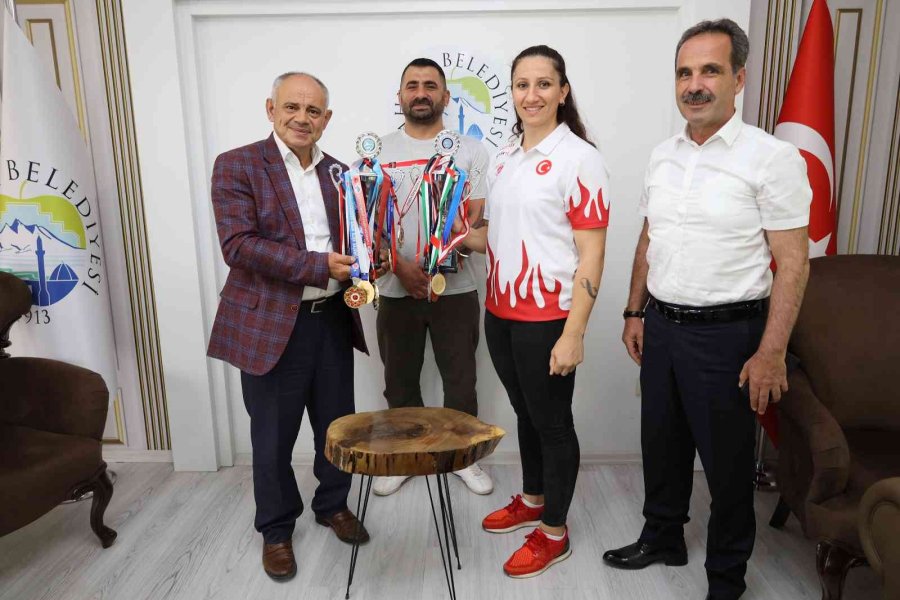 Başkan Öztürk Şampiyon Sporcuyu Ödüllendirdi