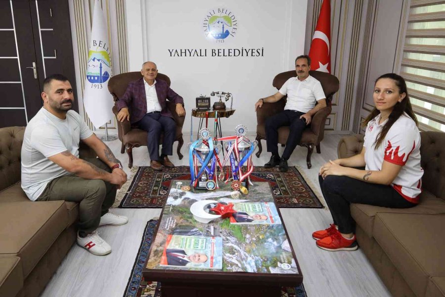 Başkan Öztürk Şampiyon Sporcuyu Ödüllendirdi