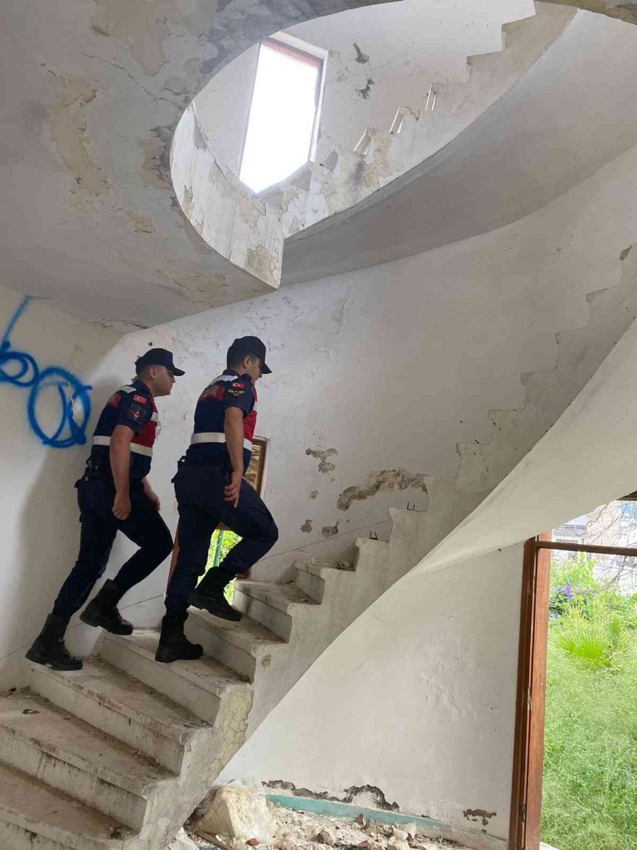 Antalya’da Huzur Uygulamasında Aranan 8 Kişi Yakalandı