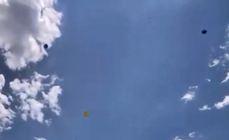 Antalya’da Şiddetli Rüzgar Sahildeki Şemsiyeleri Uçurdu