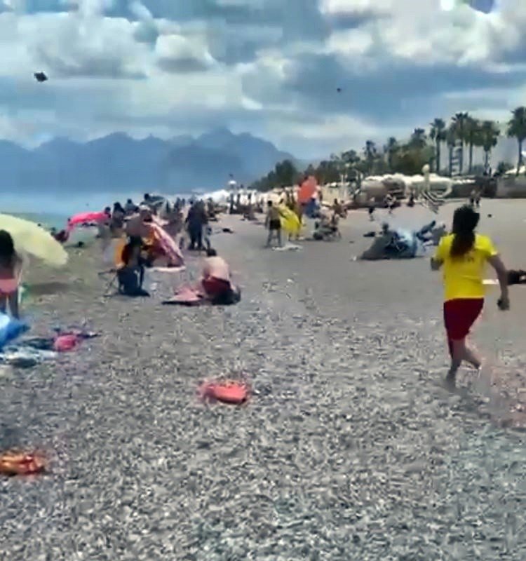 Antalya’da Şiddetli Rüzgar Sahildeki Şemsiyeleri Uçurdu