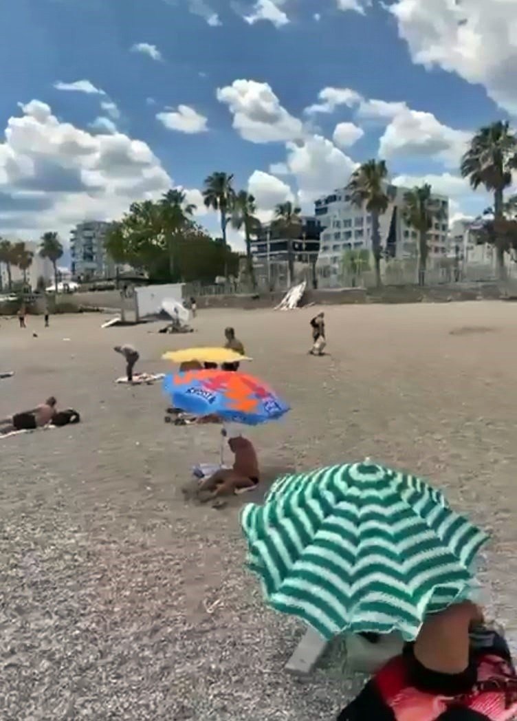 Antalya’da Şiddetli Rüzgar Sahildeki Şemsiyeleri Uçurdu