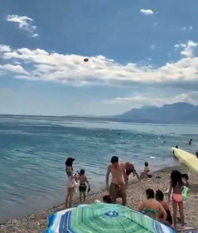Antalya’da Şiddetli Rüzgar Sahildeki Şemsiyeleri Uçurdu