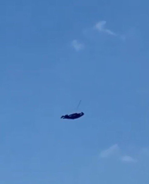 Antalya’da Şiddetli Rüzgar Sahildeki Şemsiyeleri Uçurdu