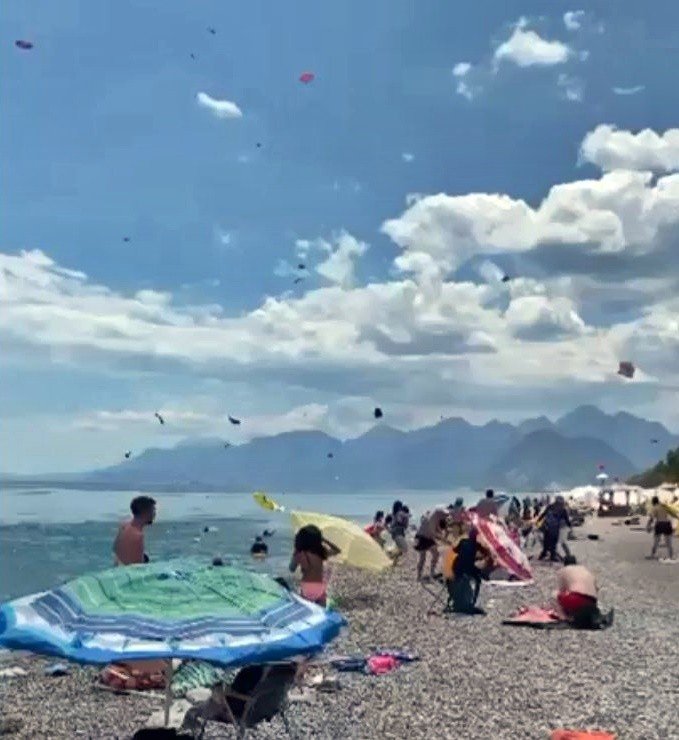 Antalya’da Şiddetli Rüzgar Sahildeki Şemsiyeleri Uçurdu