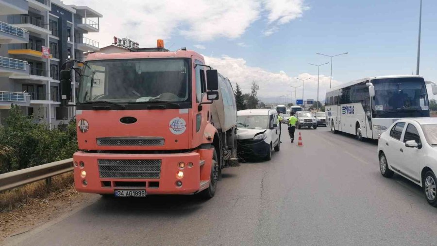 Yol Temizleme Aracına Çarpan Aracın Sürücüsü Yaralandı
