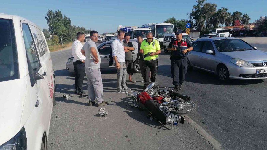 Manavgat’ta Otomobile Çarpan Motosikletin Sürücüsü Ağır Yaralandı