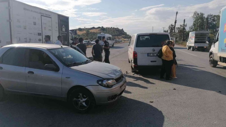 Manavgat’ta Otomobile Çarpan Motosikletin Sürücüsü Ağır Yaralandı